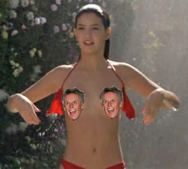 Sarah Nicola Randall в бассейне сняла с себя бикини